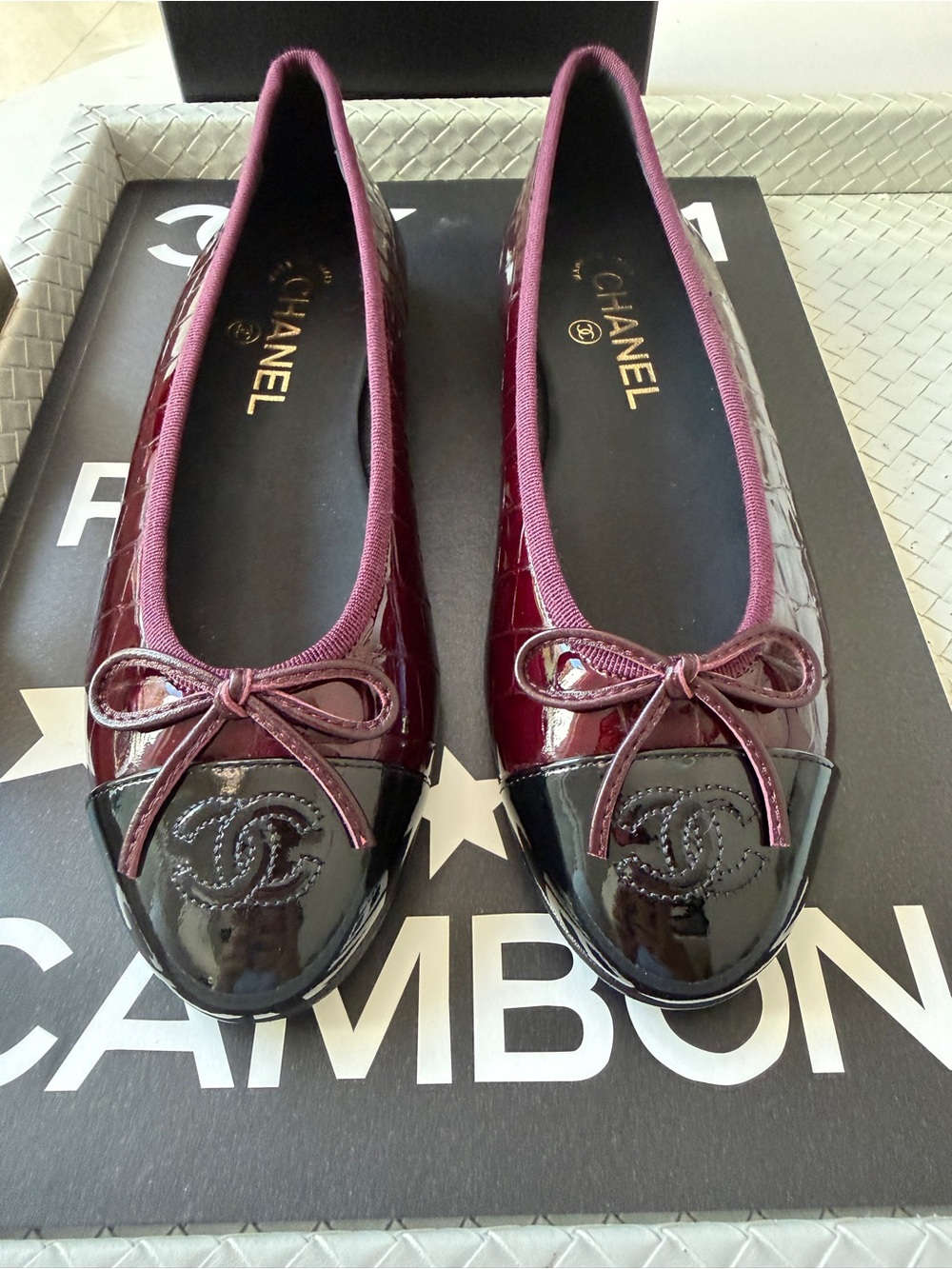 Chanel 26A Burgundy Croc Embossed Patent Metiers Black Cap Toe Ballet Flats 41 - Picture 13 of 17